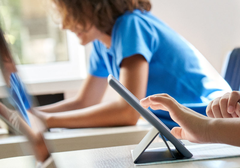 Schülerin und Schüler arbeiten konzentriert mit Tablet im Unterricht, eine ruhige Lernumgebung für Kinder mit ADHS in der Hebo Privatschule Mönchengladbach