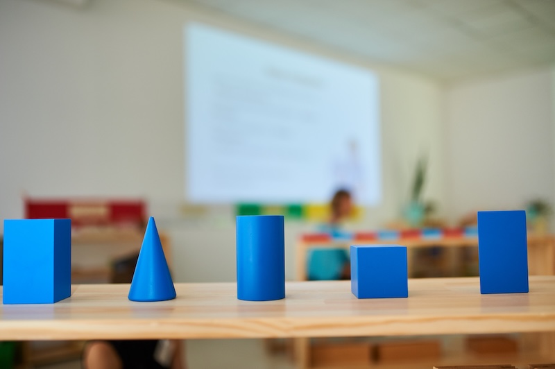 Geometrische Formen auf einem Tisch als Symbol für Zahlenverständnis und Rechentraining bei Dyskalkulie an der HEBO-Privatschule Mönchengladbach