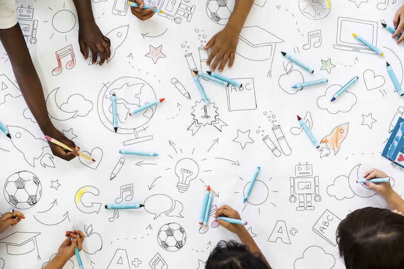 Kinder gestalten gemeinsam kreative Aufgaben als Symbol für Potenzialentfaltung und individuelle Förderung an der HEBO-Privatschule Mönchengladbach