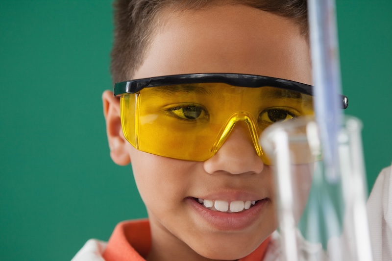 Schüler beim Experimentieren als Symbol für besondere Begabung und vertiefendes Lernen an der HEBO-Privatschule Mönchengladbach