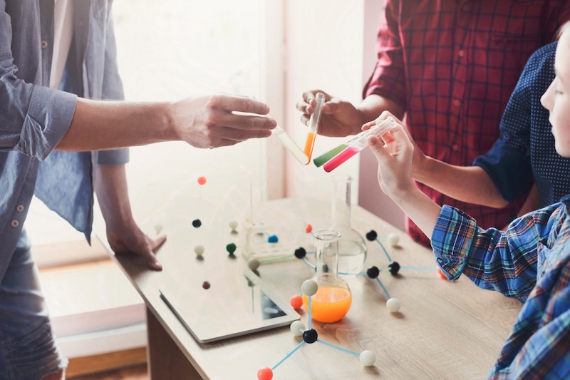 Schülerinnen und Schüler experimentieren im Unterricht als Symbol für forschendes Lernen und Hochbegabung an der HEBO-Privatschule Mönchengladbach