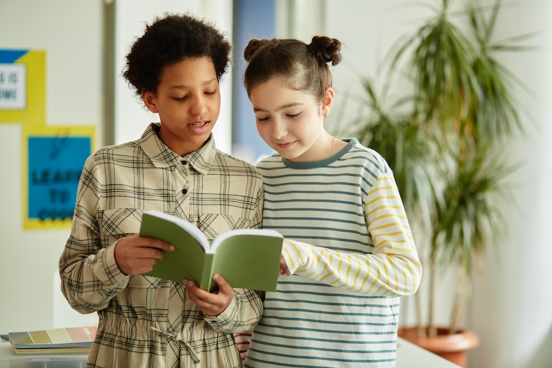 Schülerinnen und Schüler lesen gemeinsam an der HEBO-Privatschule Mönchengladbach und werden bei Legasthenie individuell begleitet
