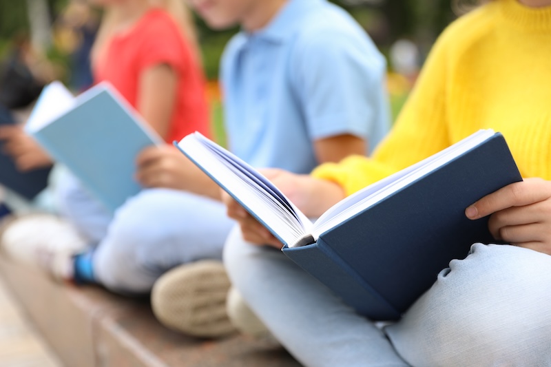 Jugendliche lesen im Schulalltag der HEBO-Privatschule Mönchengladbach mit Unterstützung bei Lese-Rechtschreib-Schwäche